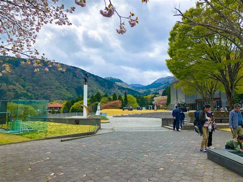 Experience the Splendor of Hakone Open-Air Museum Nestled Amongst Lush Mountainside Gardens!