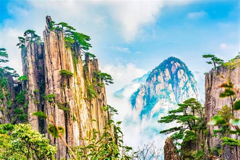 Mount Huangshan Scenic Area: A Majestic Symphony of Peaks and Clouds!