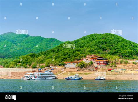 Songhua Lake Scenic Area: A Glittering Oasis Embracing Nature's Grandeur!