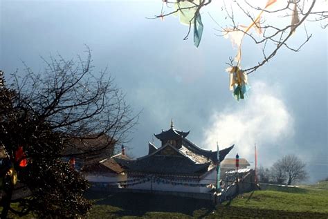 The Ancient Majesty of Hezhou City's Feilai Temple - A Journey Through Time and Spirituality!