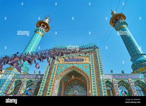 The Imamzadeh Yahya Shrine: A Mystical Tapestry of Turquoise Tiles and Intricate Calligraphy!